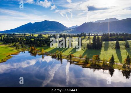 Deutschland, Bayern, Halblech, Luftaufnahme von Hegratsrieder See in Tannheimer Berge Stockfoto