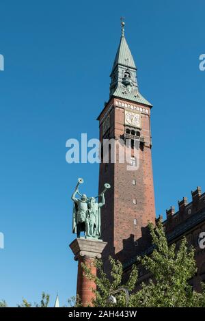 Trumpeteer Statuen auf eine Spalte in der Nähe von City Hall in Kopenhagen, Dänemark. Stockfoto