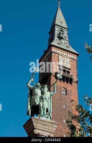 Trumpeteer Statuen auf eine Spalte in der Nähe von City Hall in Kopenhagen, Dänemark. Stockfoto