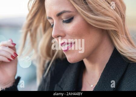 Portrait von blond Geschäftsfrau suchen Stockfoto