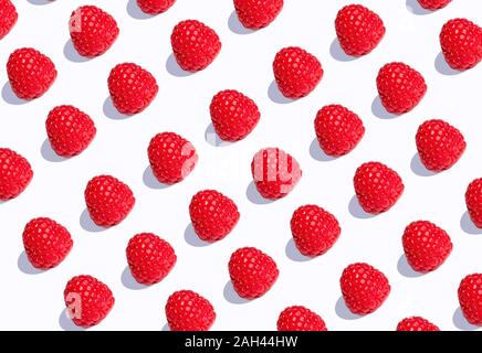 3D-Illustration, Himbeeren in einer Reihe auf weißem Hintergrund Stockfoto