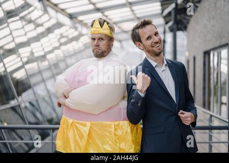 Lachend Geschäftsmann bei man nach oben wie eine Ballerina im Amt bekleidet Stockfoto