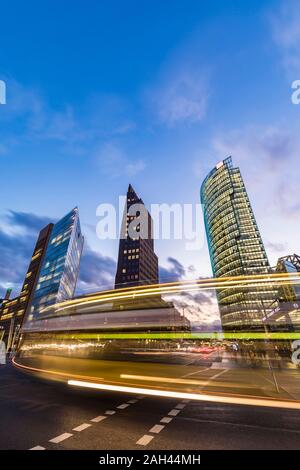 Deutschland, Berlin, Berlin-Mitte, Potsdamer Platz, Kollhoff-Tower, Bahntower, der Verkehr auf der Straße Stockfoto