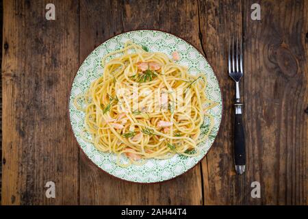 Teller Spaghetti mit Lachs und Dill Stockfoto