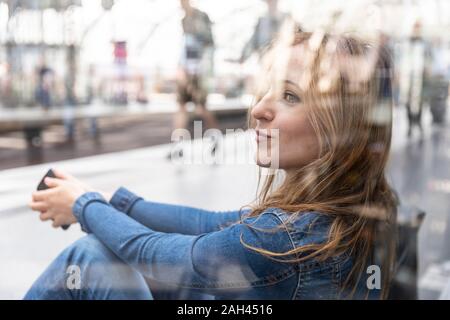 Frau am Bahnhof, Berlin, Deutschland Stockfoto