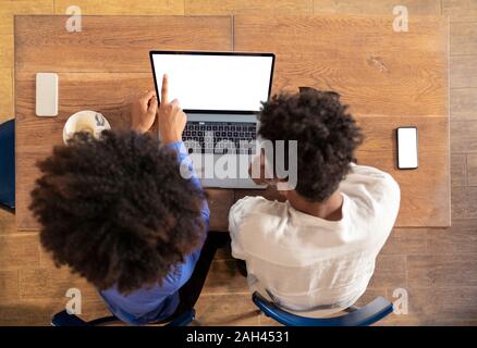 Studenten mit Laptop für ein Projekt in einem Cafe Stockfoto