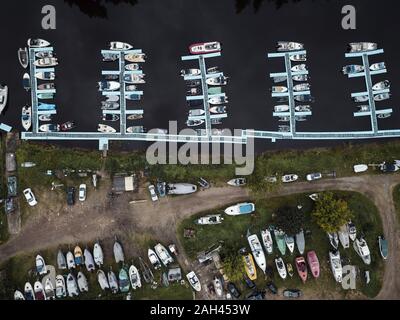 Russland, Sankt Petersburg, Luftaufnahme der Boote am Pier am Fluss Newa günstig Stockfoto