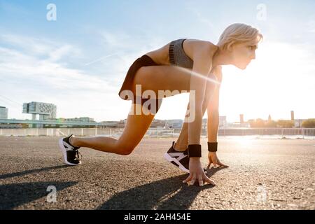 Blonde Frau joggen in Köln, Deutschland Stockfoto