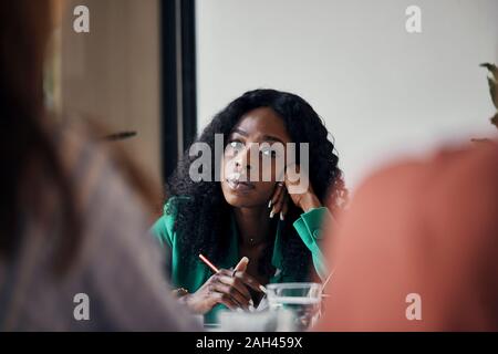 Portrait von Geschäftsfrau, die während einer Sitzung im Stockfoto