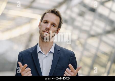 Portrait von selbstbewussten Geschäftsmann Stockfoto
