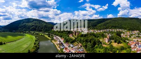 Deutschland, Baden-Württemberg, Neckarsteinach, Luftaufnahme der Stadt und der Burgen Schadeck, Vorderburg, Hinterburg Mittelburg, Stockfoto