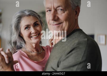 Portrait von Happy senior Paar tanzen zu Hause Stockfoto