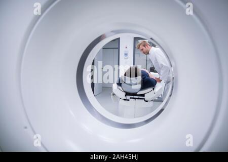 Patient im Krankenhaus während der CT-Untersuchung und Radiologen Stockfoto