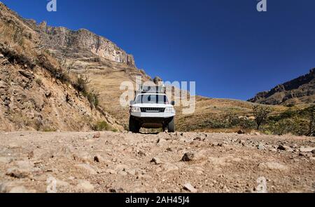 Auto durch die Berge fährt, Sani Pass, Lesotho Stockfoto