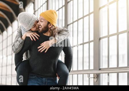 Glückliches junges Paar, das Spaß an einer U-Bahn Station, Berlin, Deutschland Stockfoto