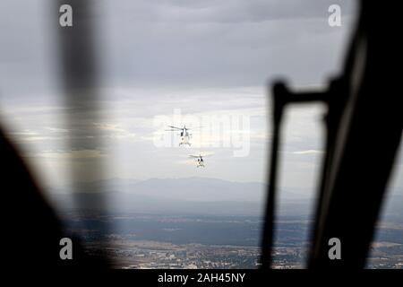 Spanien, Madrid, Polizei Helikopter über die Stadt fliegen Stockfoto