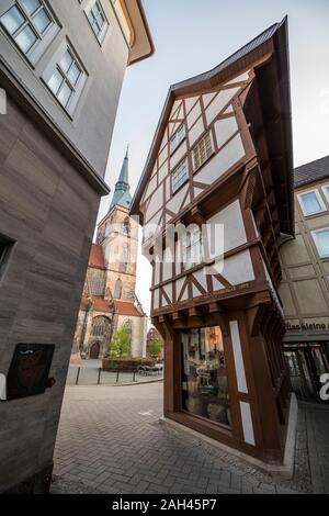 Deutschland, Niedersachsen, Hildesheim, Fachwerkhaus vor der St. Andreas Kirche Stockfoto