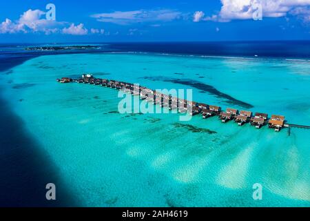 Malediven, Süd Male Atoll Kaafu Atoll, Luftaufnahme von Bungalows am Meer Stockfoto