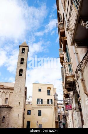 Italien, Provinz Tarent, Taranto, Low Angle View von Tarent Glockenturm der Kathedrale Stockfoto
