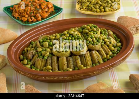 Traditionelle marokkanische Gericht mit Cardoon, gefüllte Artischockenherzen mit grünen Erbsen und Bohnen, Salat und Brot Stockfoto