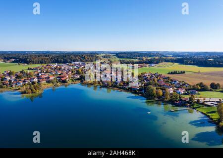 Deutschland, Bayern, Seeon-Seebruck, Luftaufnahme der Klostersee und Lakeside Village Stockfoto