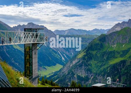 Österreich, Vorarlberg, Mittelberg, Skywalk mit Blick auf das malerische Tal in den Allgäuer Alpen Stockfoto