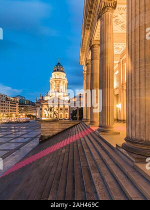 Deutschland, Berlin, Gendarmenmarkt, Mitte, Deutscher Dom und Konzerthaus leuchtet in der Dämmerung Stockfoto