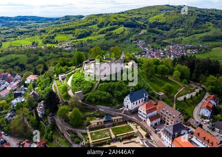 Deutschland, Hessen, Lindenfels, Luftaufnahme der mittelalterlichen Stadt mit Burgruine in der Mitte Stockfoto