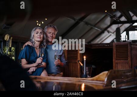 Portrait von Senior Paar mit einem Candle-Light-Dinner auf einem Schiff im Bootshaus Stockfoto