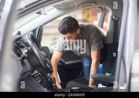 Junge Mann in einem Polster workshop Stockfoto