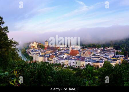 Deutschland, Bayern, Wasserburg am Inn, Luftaufnahme von dichten Morgennebel auf Wunsch alten Riverside Stadt Stockfoto