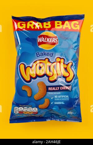 Ein Grab Bag Paket von Walkers Wotsits chips Schuß auf einen gelben Hintergrund. Stockfoto