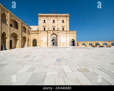 Italien, Provinz Lecce, Santa Maria di Leuca, leeren Platz der Basilika Heiligtum Santa Maria de finibus terrae Stockfoto