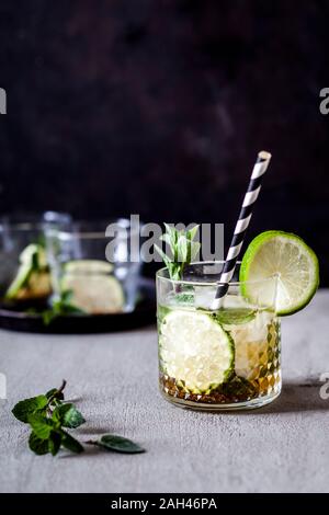 Mojito mit braunem Zucker, Limette und Minze Stockfoto