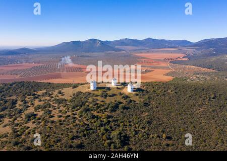 Spanien, Provinz Ciudad Real, Villanueva de los Infantes, Luftaufnahme von drei Windmühlen auf dem Hügel Stockfoto