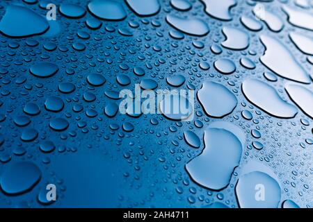 Textur von Wassertropfen auf dem Glas, texturierte natürlichen Muster in Blau. Stockfoto