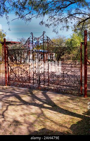 Fancy alten schmiedeeisernen Tore am Eingang zu einem Haus in Tubac, Arizona Stockfoto