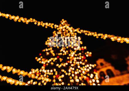 Weihnachtsbaum mit Bokeh der Golden Lights. Defokussiertem Hintergrund Stockfoto