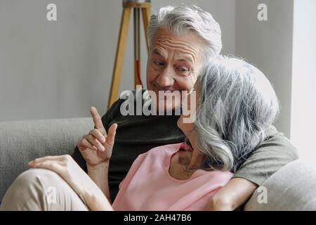 Gerne älteres Paar entspannen auf der Couch zu Hause Stockfoto