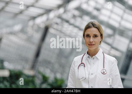 Porträt einer zuversichtlich Ärztin Stockfoto