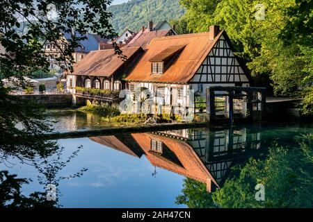 Deutschland, Baden-Württemberg, Blaubeuren, auf dem Land Cottages in glänzenden Fluss widerspiegelt Stockfoto