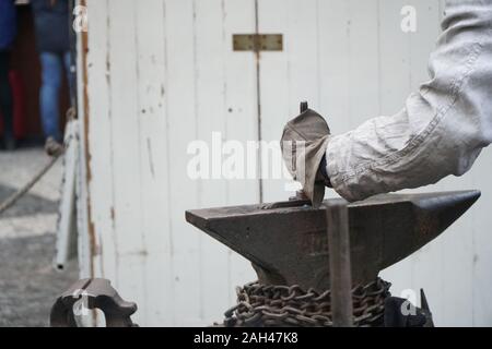Schmied arbeiten auf Metall auf den Amboss zu Schmieden Stockfoto