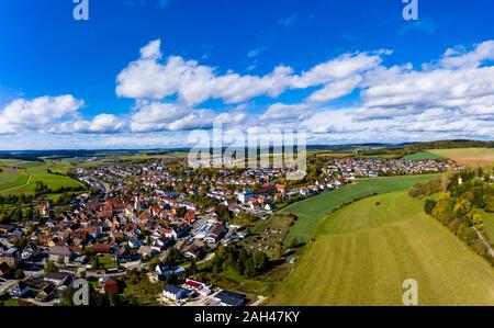 Deutschland, Baden-Württemberg, Neresheim, Luftaufnahme der Stadt und Felder Stockfoto