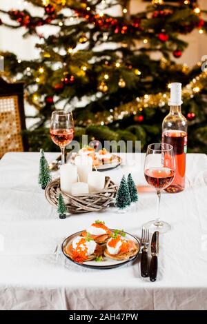 Blinis mit Sauerrahm, geräuchertem Lachs und Fischrogen, vor Weihnachten Dekoration Stockfoto