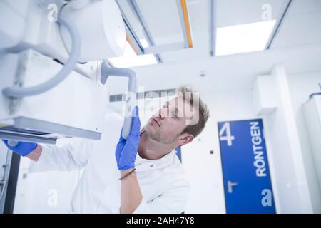 Radiologe Einstellen eines x-ray Maschine in einem Krankenhaus Stockfoto