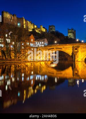 Dämmerung Blick auf Durham Cathedral und Durham Castle, spiegelt sich in den Fluss Wear, Durham City, County Durham, England, Vereinigtes Königreich Stockfoto