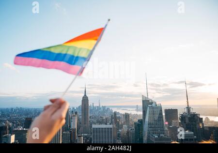 Hand winken LGBT-Flagge in NYC, USA Stockfoto