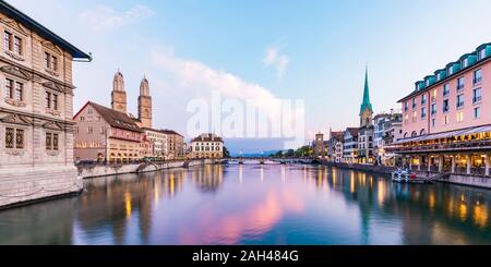 Schweiz, Kanton Zürich, Zürich, Limmat zwischen Old Town Waterfront Gebäuden in der frühen Dämmerung Stockfoto