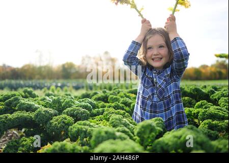 Mädchen in einem Kali Feld, Blätter als Rabbit Ears Stockfoto