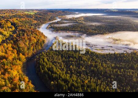 Deutschland, Bayern, Wolfratshausen, Luftaufnahme von Morgens Nebel auf Wunsch ein Fluss Loisach Stockfoto